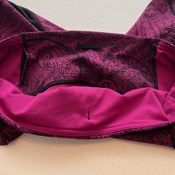 Lululemon 17” Outrun Crops in Fuchsia Paisley Sz 8 - Picture 8 of 12